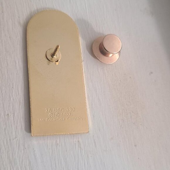 Lillehammer Norway Olympics 1994 Ice Skating Vintage Lapel Pin - Coca Cola Bear - Picture 4 of 4